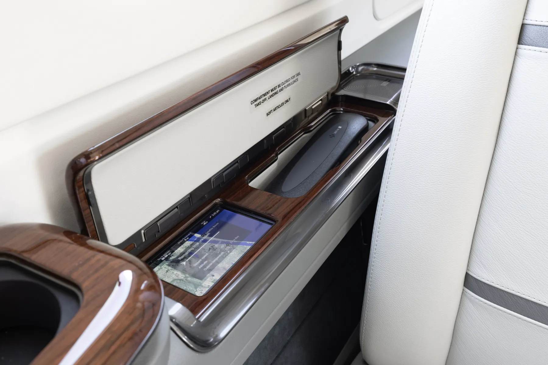 Phenom 300E cabin seating